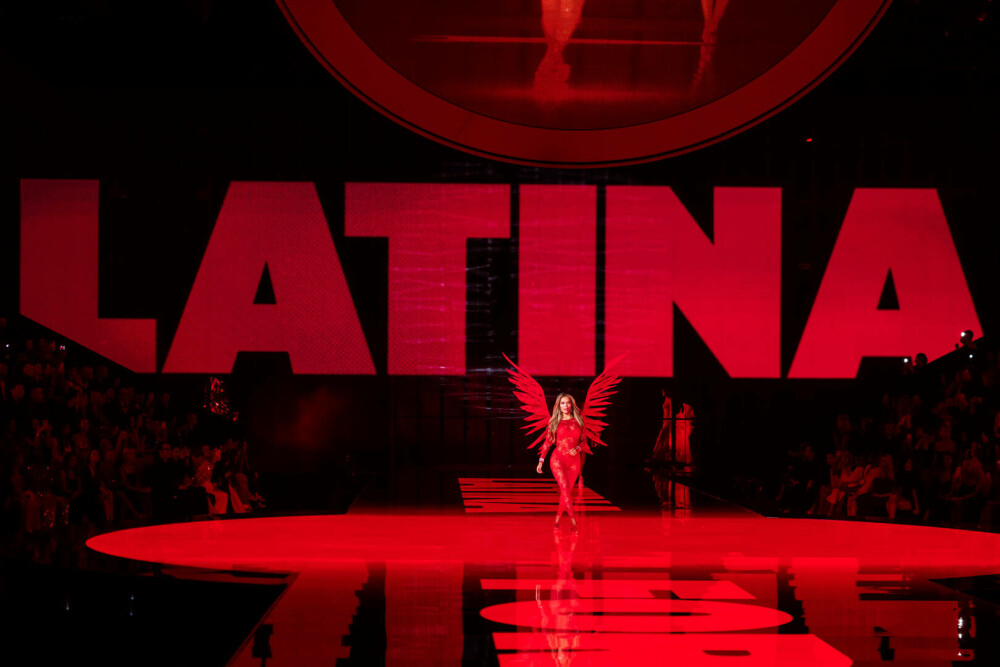 De la Sarah Jessica Parker la Jodie Turner-Smith. Vedetele care au strălucit la show-ul Victoria’s Secret. GALERIE FOTO - Imaginea 21