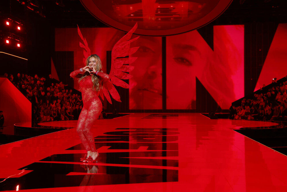 De la Sarah Jessica Parker la Jodie Turner-Smith. Vedetele care au strălucit la show-ul Victoria’s Secret. GALERIE FOTO - Imaginea 31