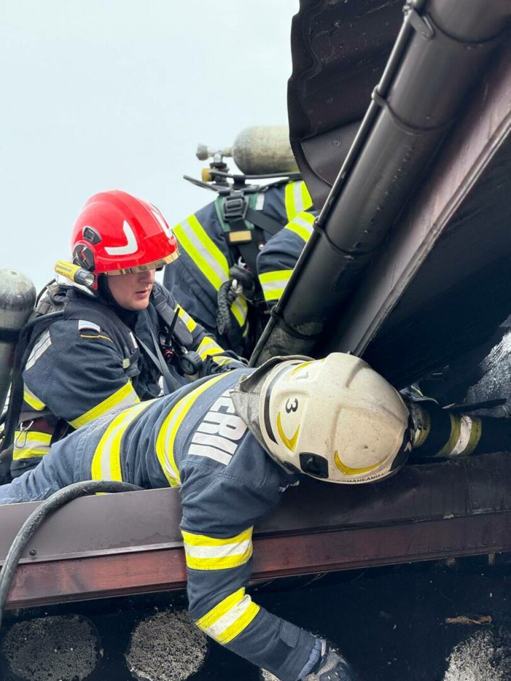 Incendiu în Ilfov. O persoană a fost găsită decedată, iar alte 34 au fost evacuate dintr-un cămin de bătrâni - Imaginea 2