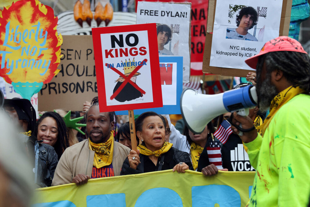 „No Kings”: Milioane de oameni au protestat în SUA împotriva lui Trump. Replica jignitoare a președintelui | GALERIE FOTO - Imaginea 2