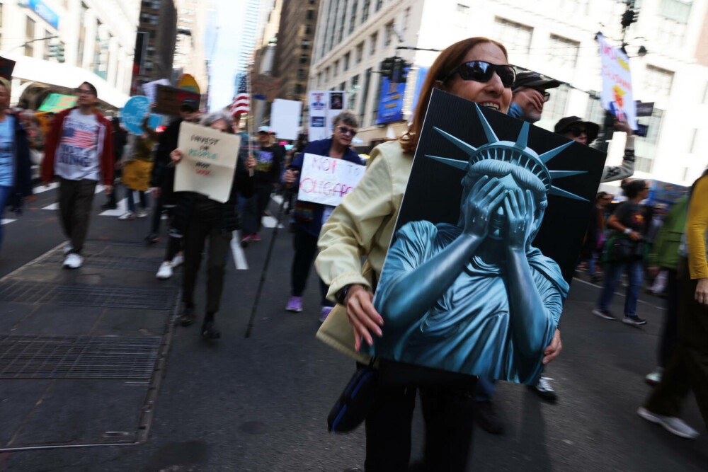 „No Kings”: Milioane de oameni au protestat în SUA împotriva lui Trump. Replica jignitoare a președintelui | GALERIE FOTO - Imaginea 1
