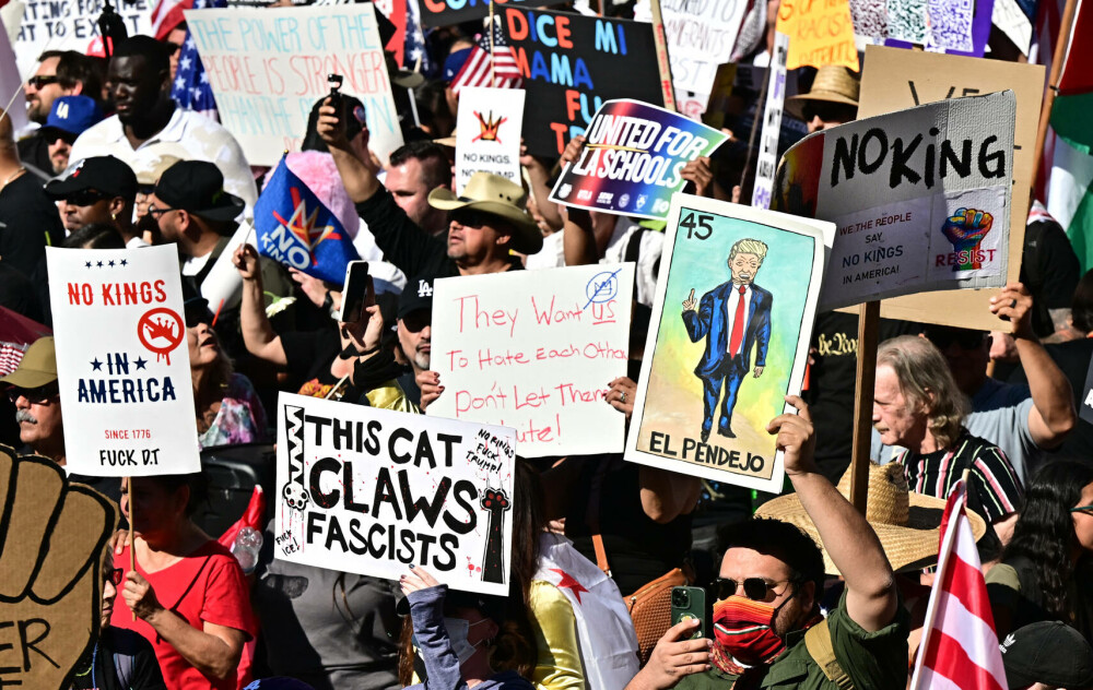 „No Kings”: Milioane de oameni au protestat în SUA împotriva lui Trump. Replica jignitoare a președintelui | GALERIE FOTO - Imaginea 11