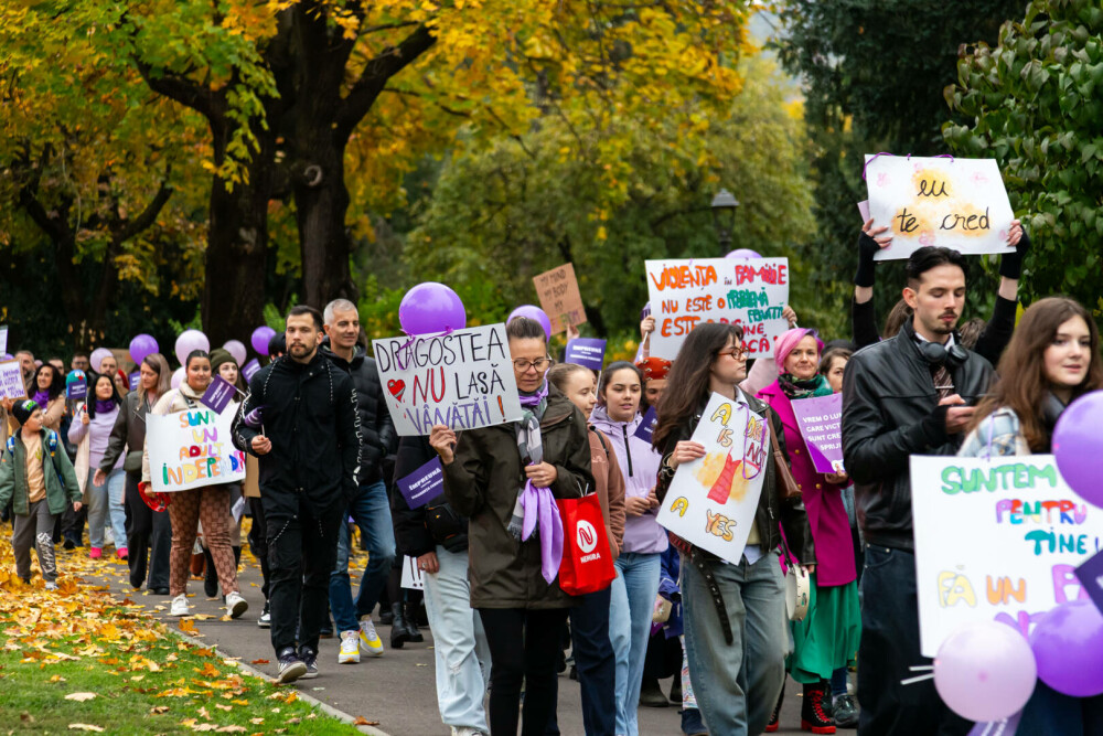 Proteste în București și în mai multe orașe pentru protejarea femeilor: „Vreau să mă simt în siguranță printre oameni”. FOTO - Imaginea 1