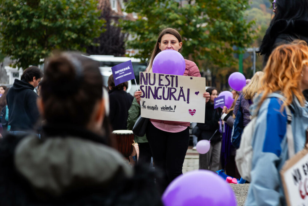 Proteste în București și în mai multe orașe pentru protejarea femeilor: „Vreau să mă simt în siguranță printre oameni”. FOTO - Imaginea 2