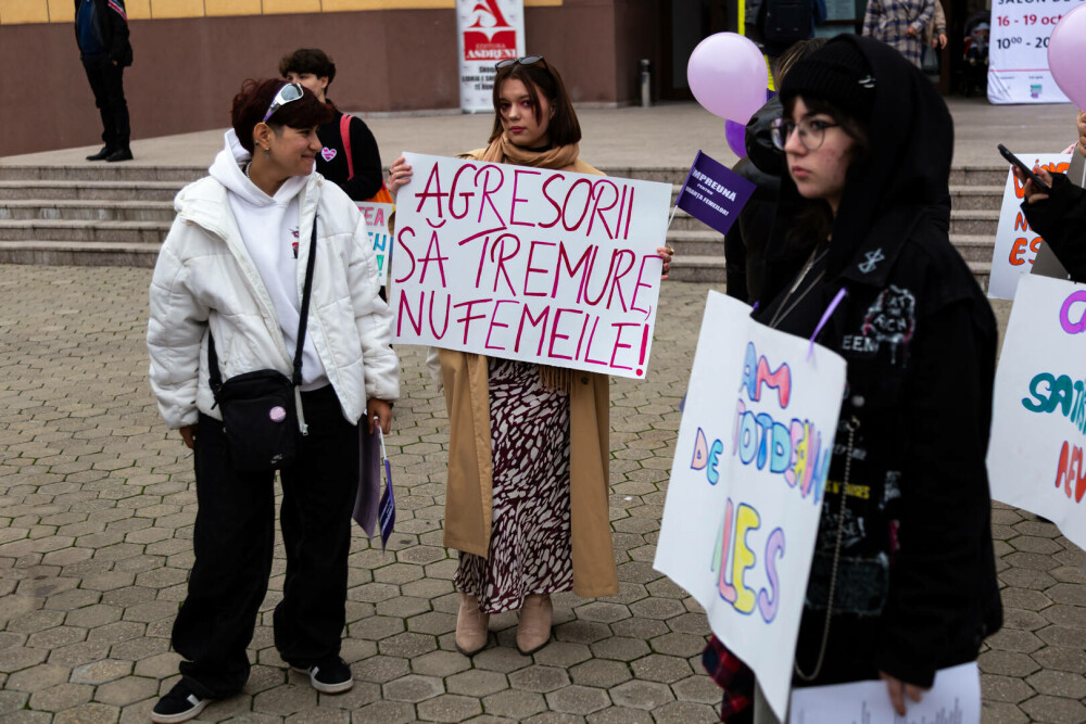 Proteste în București și în mai multe orașe pentru protejarea femeilor: „Vreau să mă simt în siguranță printre oameni”. FOTO - Imaginea 3