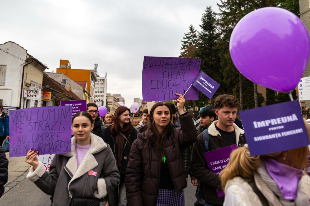 Proteste în București și în mai multe orașe pentru protejarea femeilor: „Vreau să mă simt în siguranță printre oameni”. FOTO - Imaginea 4