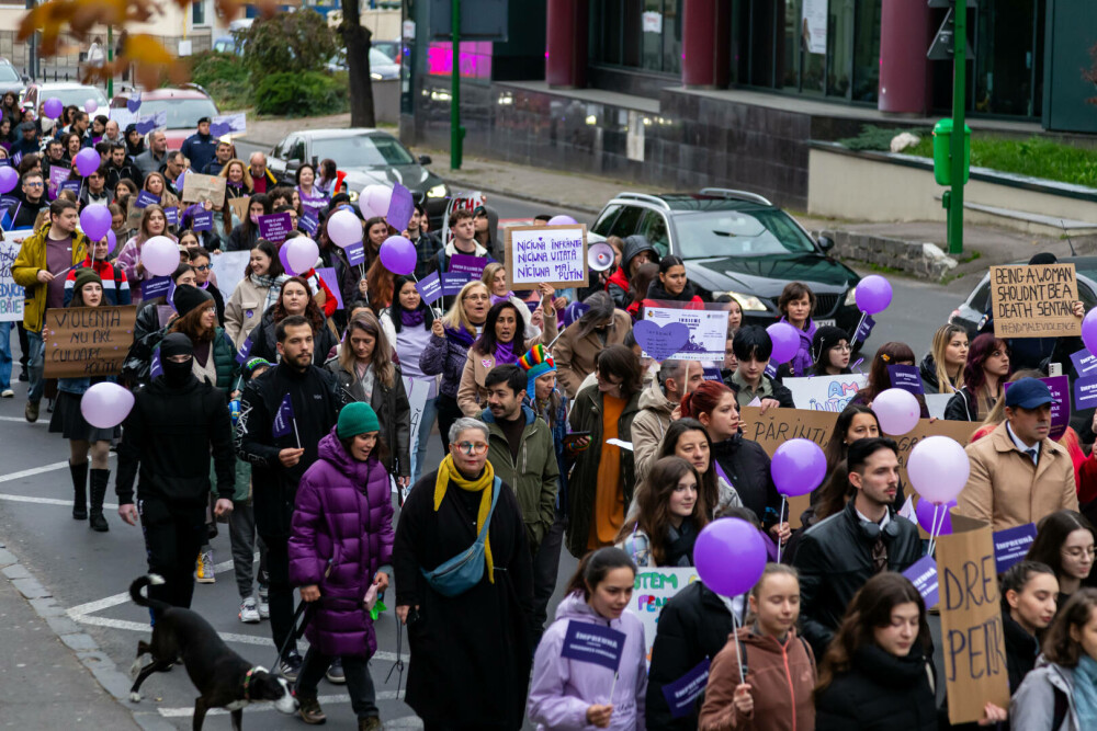 Proteste în București și în mai multe orașe pentru protejarea femeilor: „Vreau să mă simt în siguranță printre oameni”. FOTO - Imaginea 6