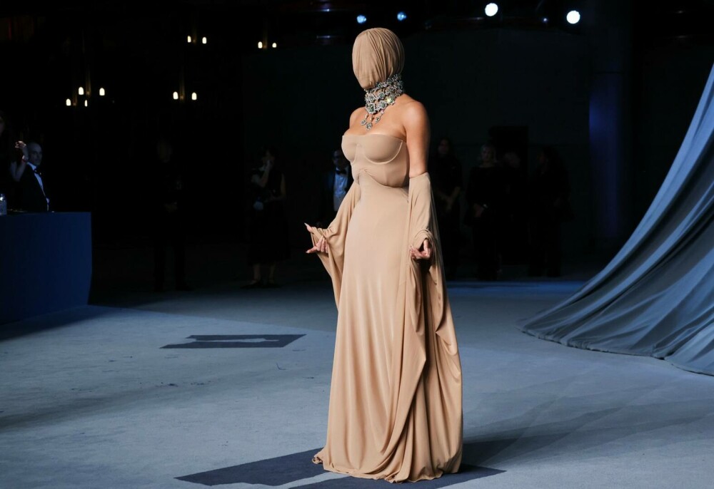 Kim Kardashian, apariție controversată la gala Academy Museum din Los Angeles. GALERIE FOTO - Imaginea 12