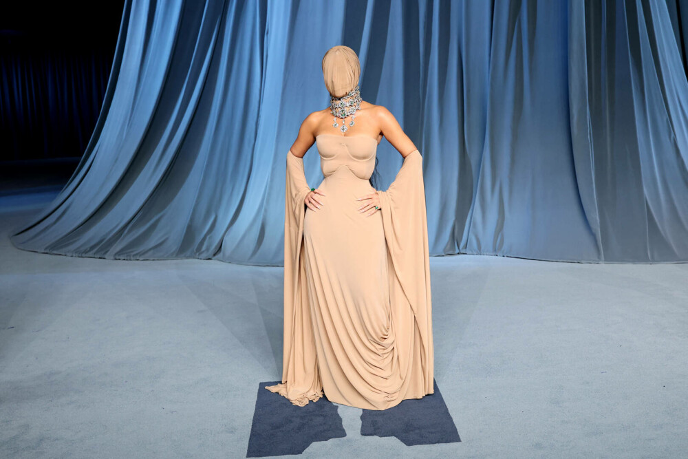 Kim Kardashian, apariție controversată la gala Academy Museum din Los Angeles. GALERIE FOTO - Imaginea 16