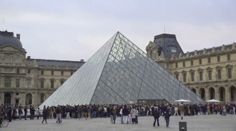 Doi suspecţi au fost arestaţi în cazul furtului de la Muzeul Luvru. Unul dintre ei încerca să plece cu avionul spre Algeria - Imaginea 2
