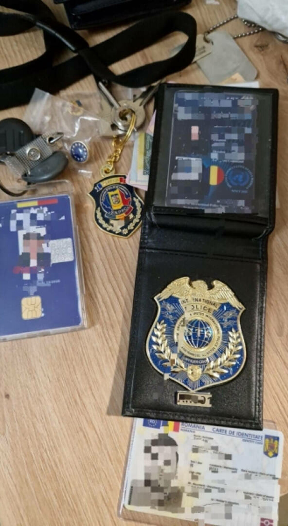 Un român a creat un fals SRI. A recrutat foști militari și posesori de arme pe care i-a trimis în „misiuni” - Imaginea 5