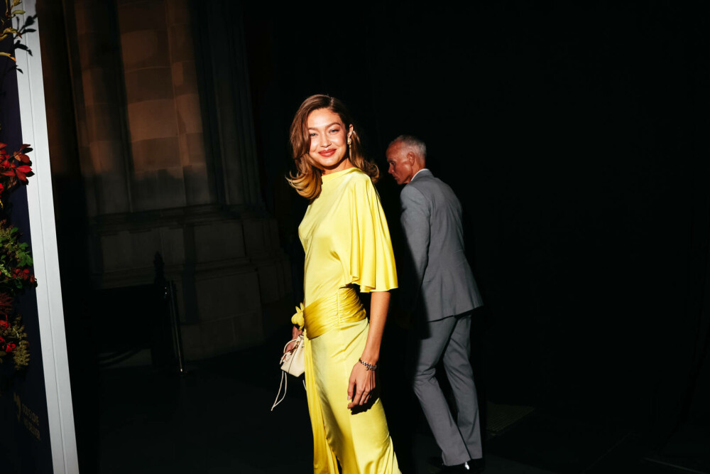 Gigi Hadid, apariție plină de eleganță la Golden Heart Awards 2025. Ce ținută a purtat | GALERIE FOTO - Imaginea 25