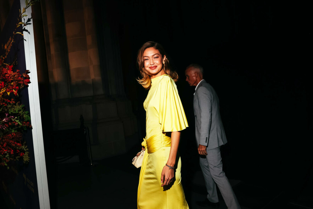 Gigi Hadid, apariție plină de eleganță la Golden Heart Awards 2025. Ce ținută a purtat | GALERIE FOTO - Imaginea 26