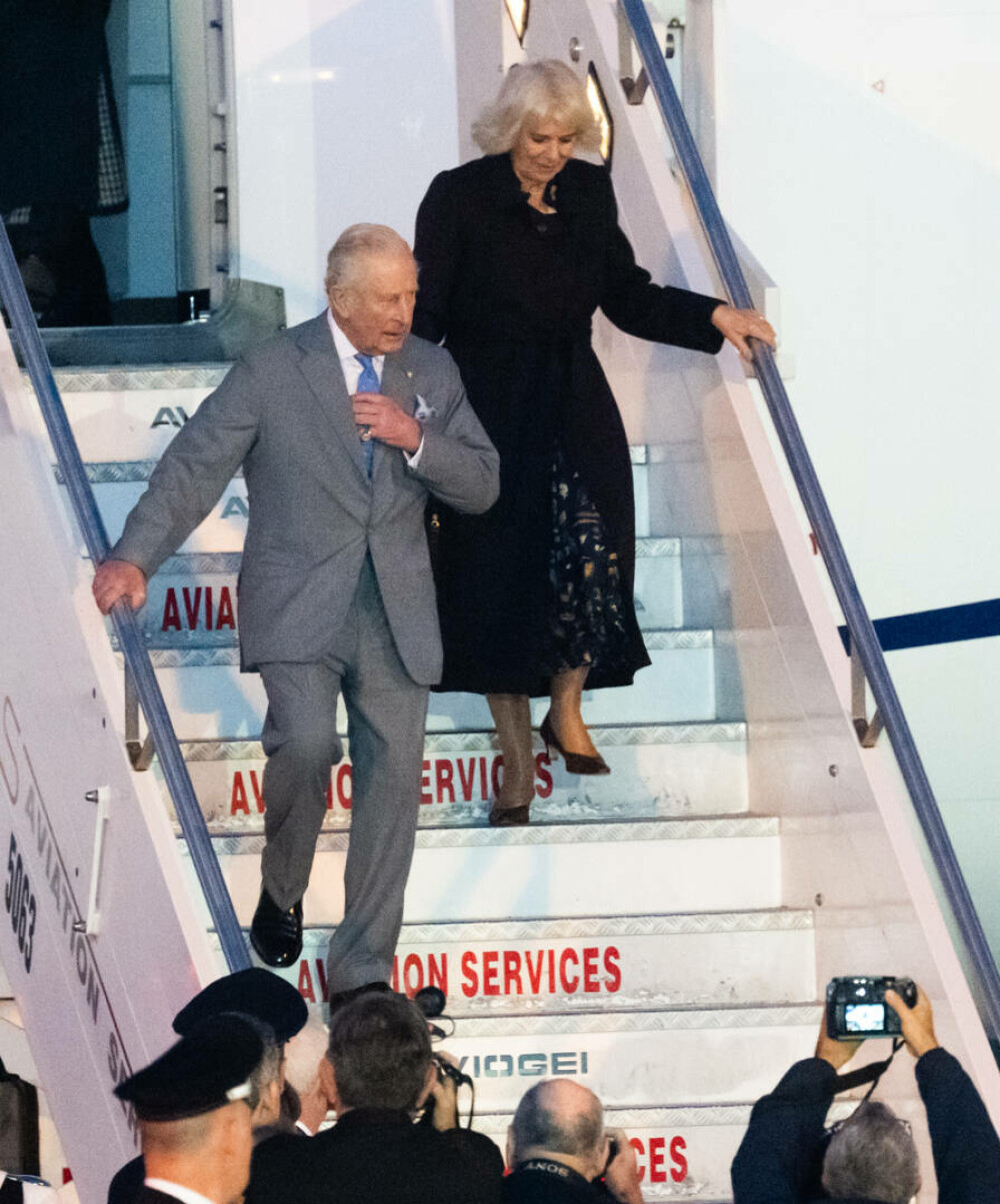 Regele Charles și Regina Camilla au ajuns la Vatican într-o vizită istorică și se vor ruga alături de Papa Leon. FOTO - Imaginea 1
