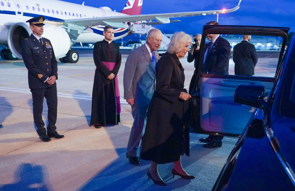 Regele Charles și Regina Camilla au ajuns la Vatican într-o vizită istorică și se vor ruga alături de Papa Leon. FOTO - Imaginea 4
