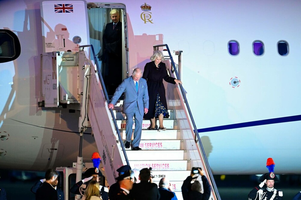 Regele Charles și Regina Camilla au ajuns la Vatican într-o vizită istorică și se vor ruga alături de Papa Leon. FOTO - Imaginea 9