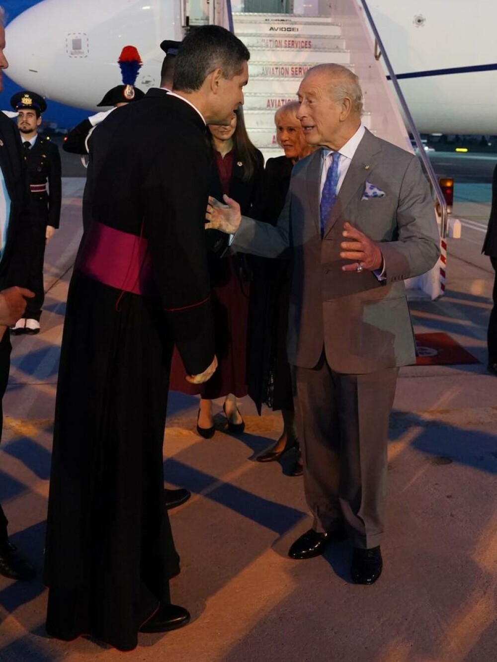 Regele Charles și Regina Camilla au ajuns la Vatican într-o vizită istorică și se vor ruga alături de Papa Leon. FOTO - Imaginea 11