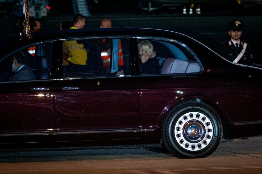 Regele Charles și Regina Camilla au ajuns la Vatican într-o vizită istorică și se vor ruga alături de Papa Leon. FOTO - Imaginea 21