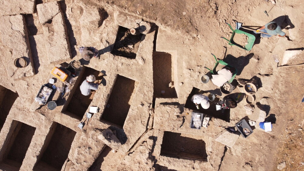 Descoperire arheologică uimitoare într-un oraș din Turcia: Morminte antice și talismane „vindecătoare”. GALERIE FOTO - Imaginea 1