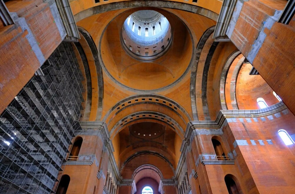 Deutsche Welle scrie despre ”mega” Catedrala Națională. ”Cea mai credincioasă țară din UE, cu cel mai mare deficit bugetar” - Imaginea 30