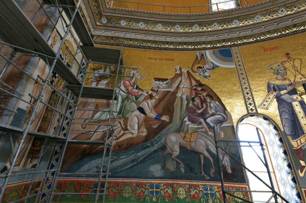 Deutsche Welle scrie despre ”mega” Catedrala Națională. ”Cea mai credincioasă țară din UE, cu cel mai mare deficit bugetar” - Imaginea 15