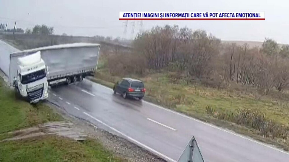 Accident grav pe „drumul morții”. Un TIR a strivit o mașină. Două persoane au decedat. VIDEO - Imaginea 5