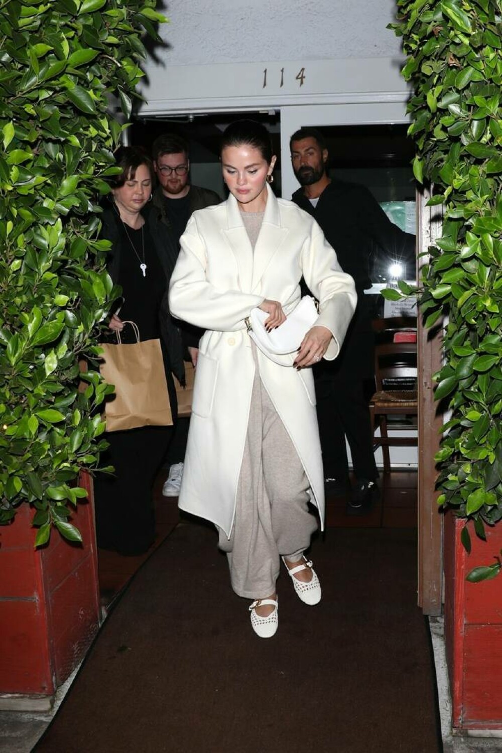 Selena Gomez, plină de eleganță la un restaurant exclusivist din Santa Monica, alături de mama ei. FOTO - Imaginea 8