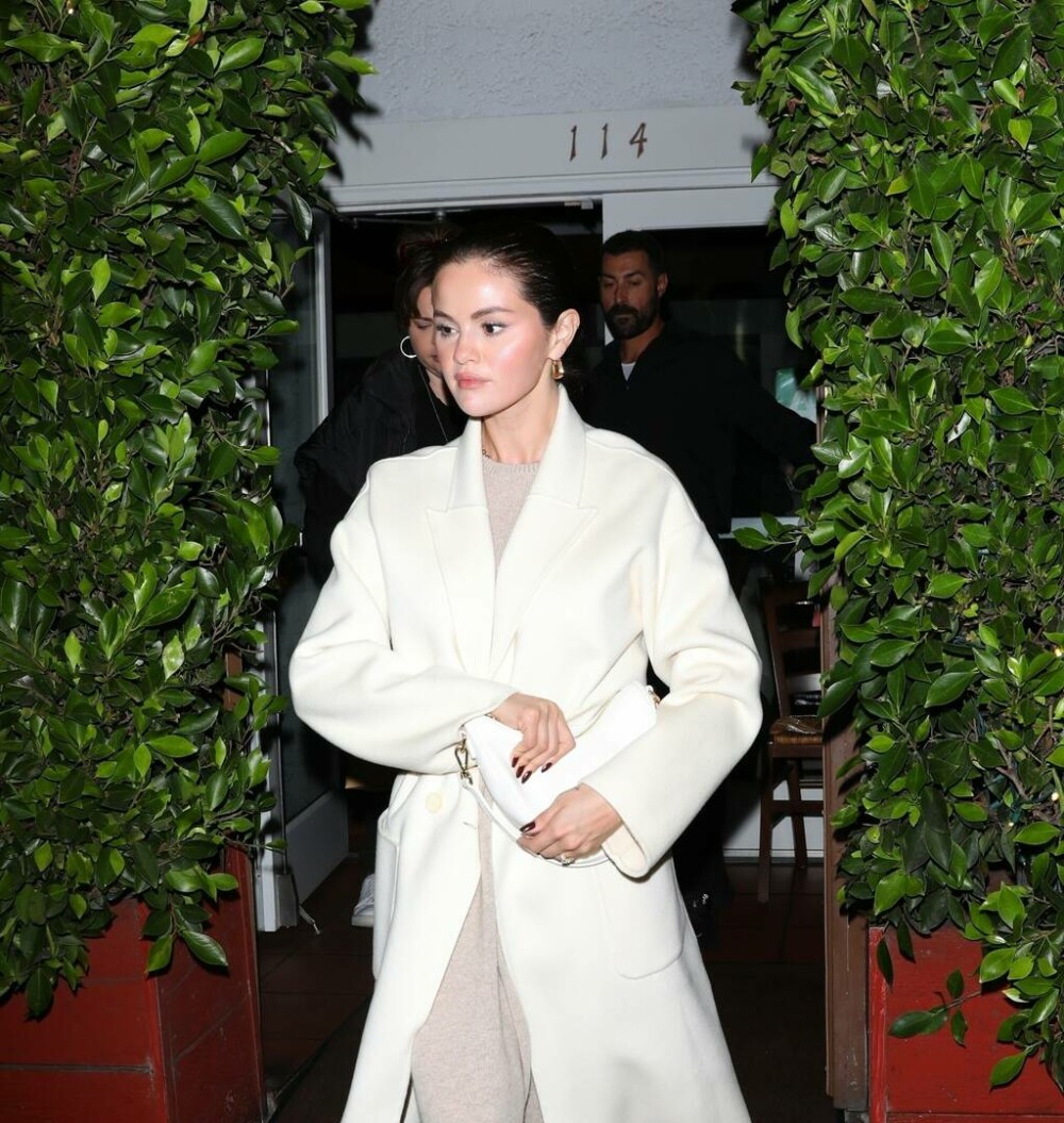 Selena Gomez, plină de eleganță la un restaurant exclusivist din Santa Monica, alături de mama ei. FOTO - Imaginea 9