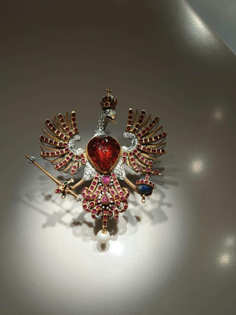 Firma care a produs macaraua jafului de la Luvru și-a făcut reclamă cu imagini de la locul faptei: Nu există publicitate rea - Imaginea 9