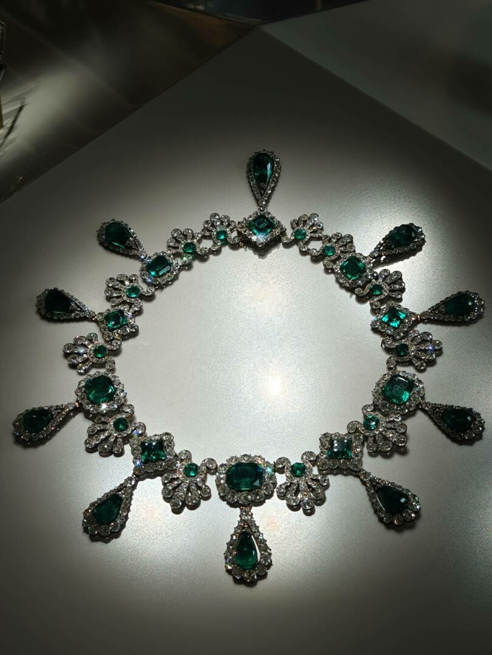 Firma care a produs macaraua jafului de la Luvru și-a făcut reclamă cu imagini de la locul faptei: Nu există publicitate rea - Imaginea 10