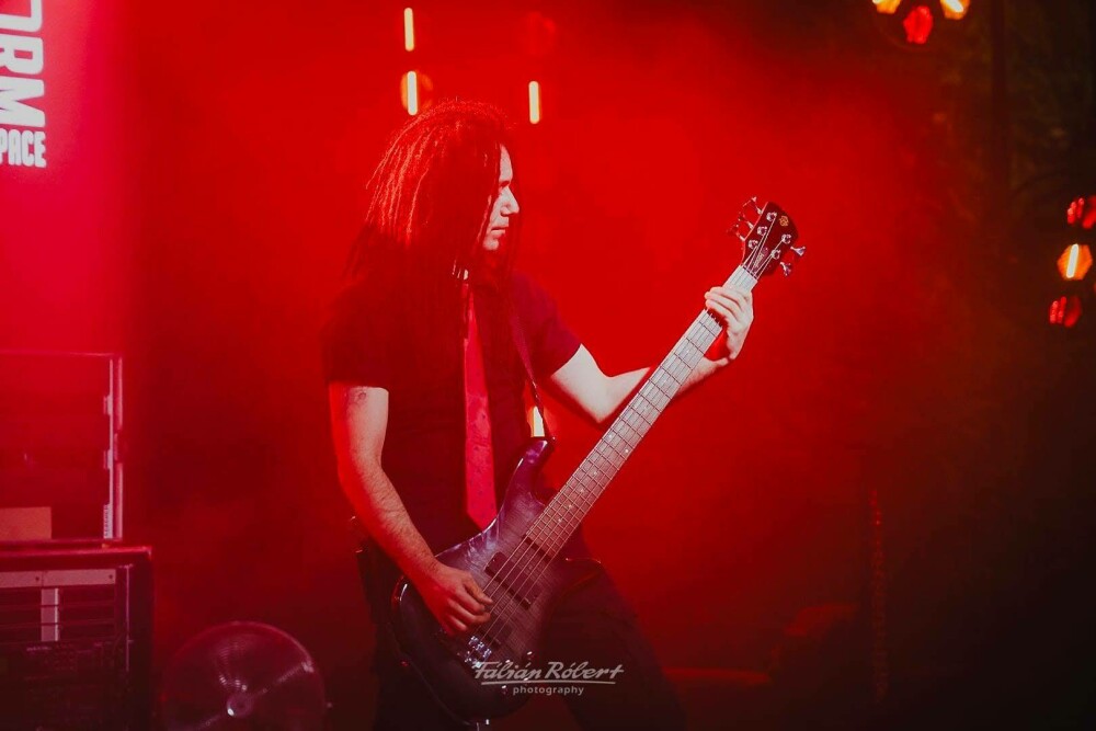 Formația de rock & metal alternativ Gri, album de debut: ”Dezrădăcinat”. ”Milioane de suflete sunt departe de locurile lor” - Imaginea 11