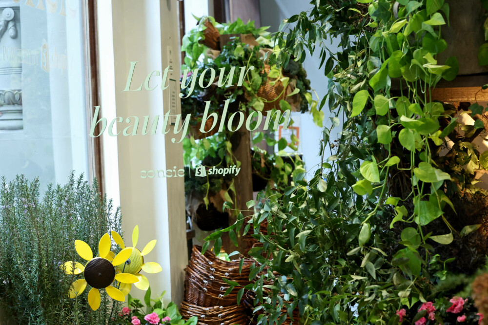 Pamela Anderson și-a lansat propriul brand cosmetic. Ce ținută a purtat la evenimentul de lansare. FOTO - Imaginea 1