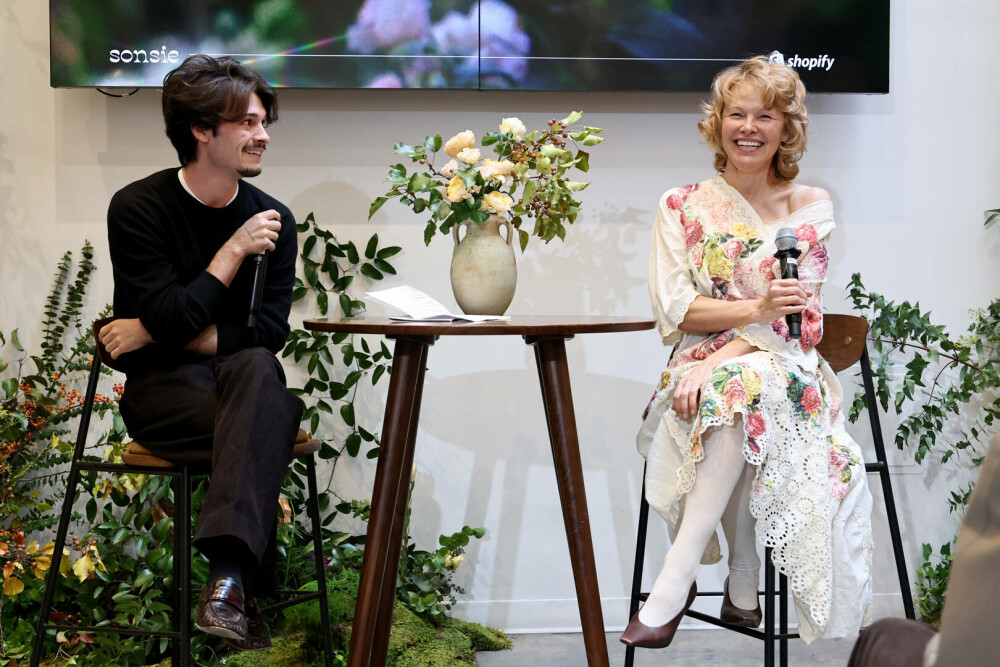 Pamela Anderson și-a lansat propriul brand cosmetic. Ce ținută a purtat la evenimentul de lansare. FOTO - Imaginea 2