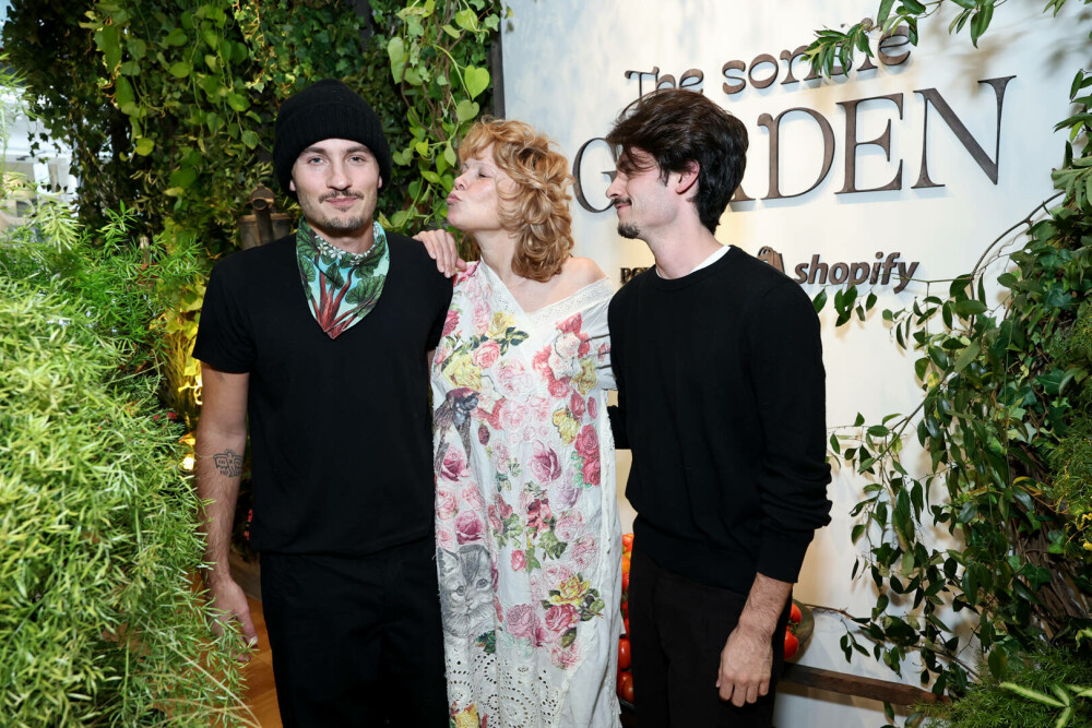 Pamela Anderson și-a lansat propriul brand cosmetic. Ce ținută a purtat la evenimentul de lansare. FOTO - Imaginea 4