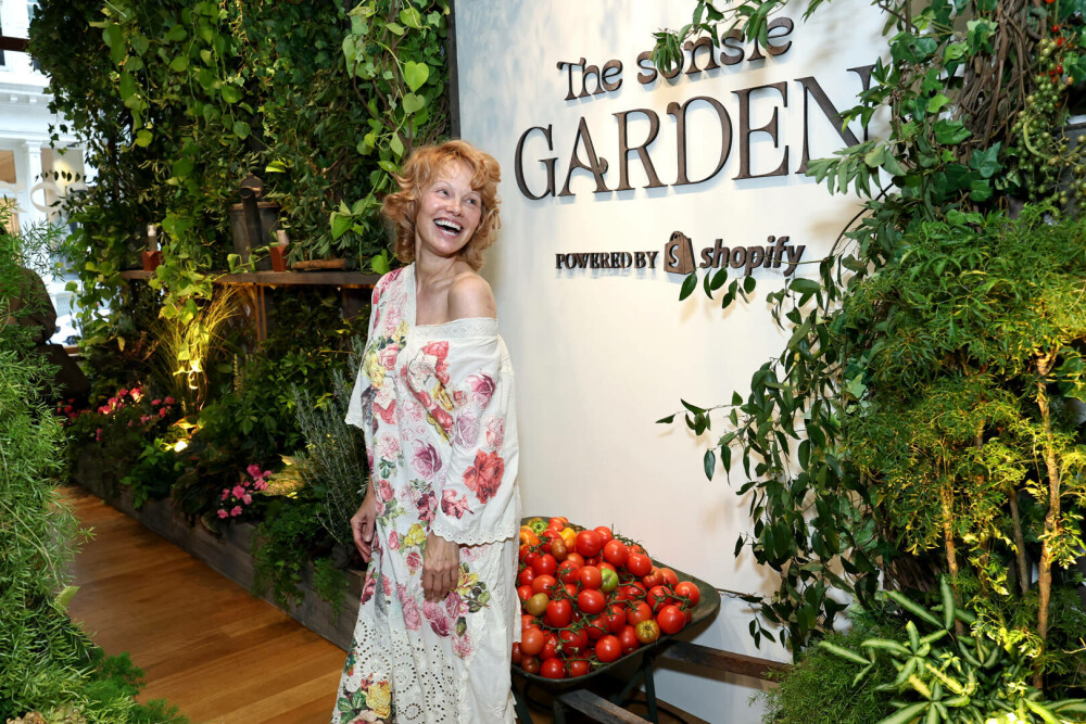 Pamela Anderson și-a lansat propriul brand cosmetic. Ce ținută a purtat la evenimentul de lansare. FOTO - Imaginea 6