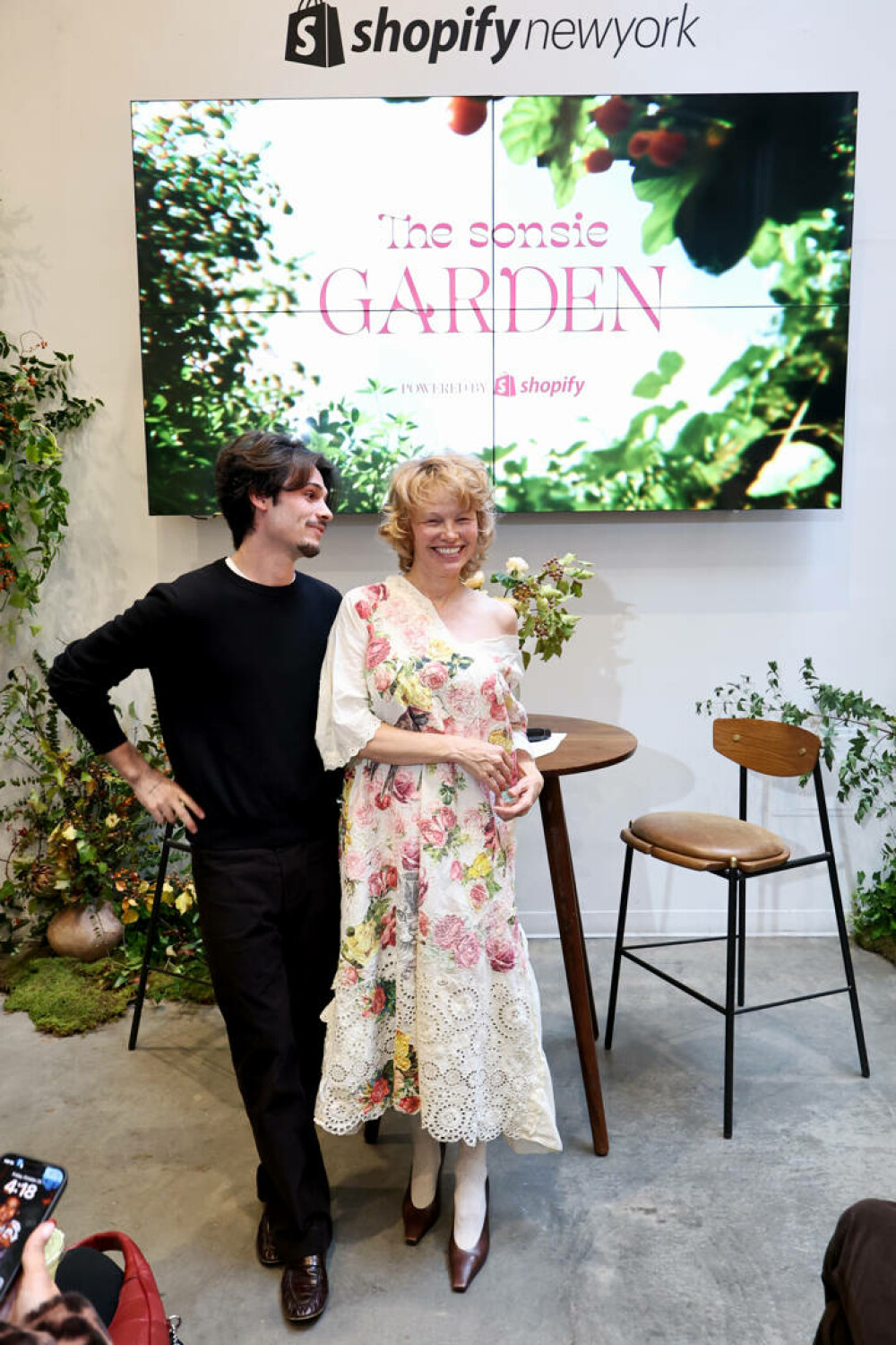 Pamela Anderson și-a lansat propriul brand cosmetic. Ce ținută a purtat la evenimentul de lansare. FOTO - Imaginea 8