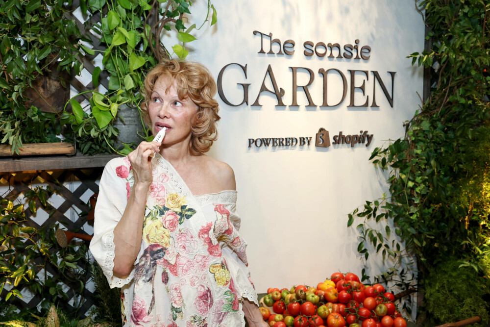 Pamela Anderson și-a lansat propriul brand cosmetic. Ce ținută a purtat la evenimentul de lansare. FOTO - Imaginea 10