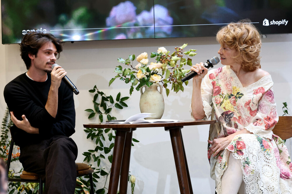 Pamela Anderson și-a lansat propriul brand cosmetic. Ce ținută a purtat la evenimentul de lansare. FOTO - Imaginea 13