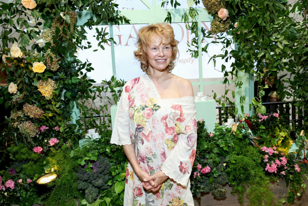 Pamela Anderson și-a lansat propriul brand cosmetic. Ce ținută a purtat la evenimentul de lansare. FOTO - Imaginea 14