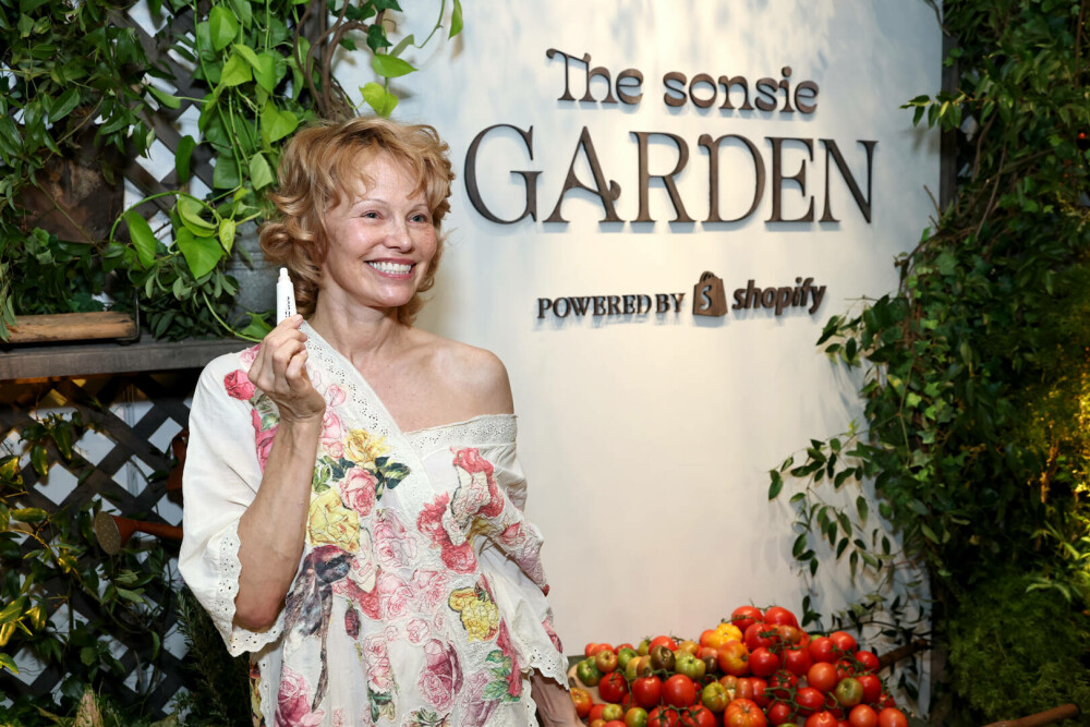 Pamela Anderson și-a lansat propriul brand cosmetic. Ce ținută a purtat la evenimentul de lansare. FOTO - Imaginea 15