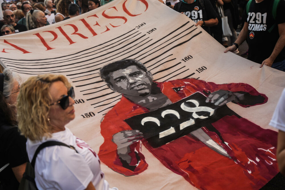 Sute de persoane s-au adunat la Valencia pentru a aduce un omagiu victimelor inundaţiilor din octombrie 2024 - Imaginea 1