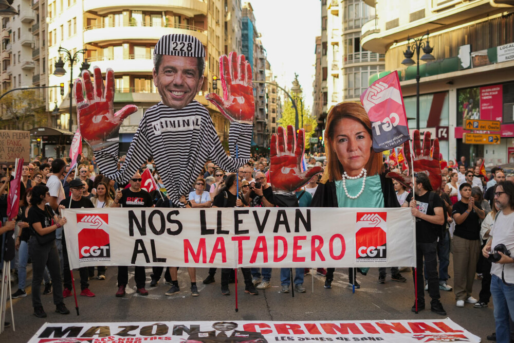 Sute de persoane s-au adunat la Valencia pentru a aduce un omagiu victimelor inundaţiilor din octombrie 2024 - Imaginea 2