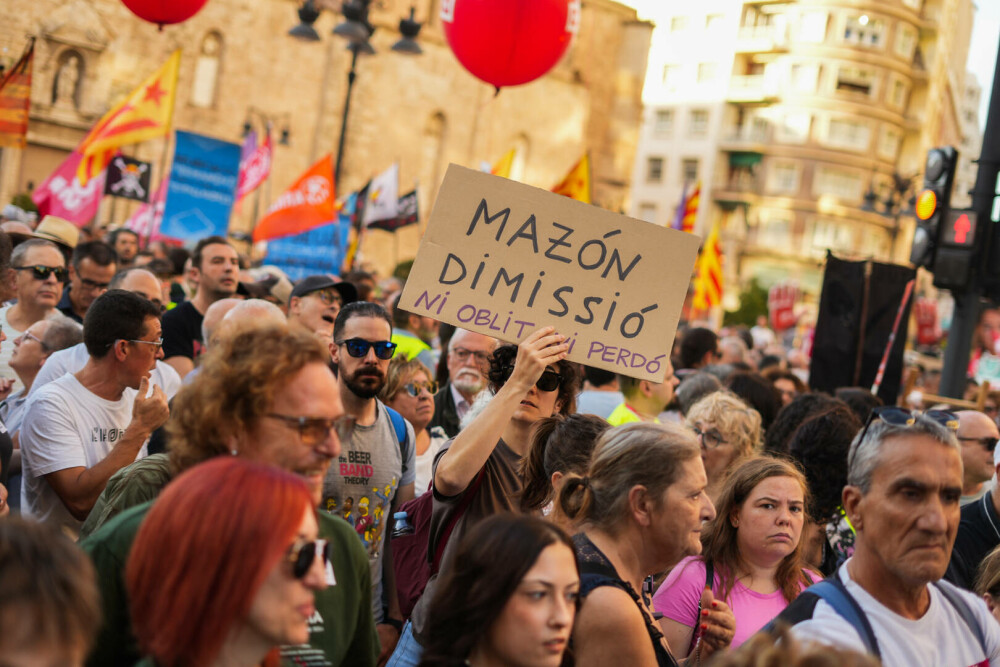 Sute de persoane s-au adunat la Valencia pentru a aduce un omagiu victimelor inundaţiilor din octombrie 2024 - Imaginea 4