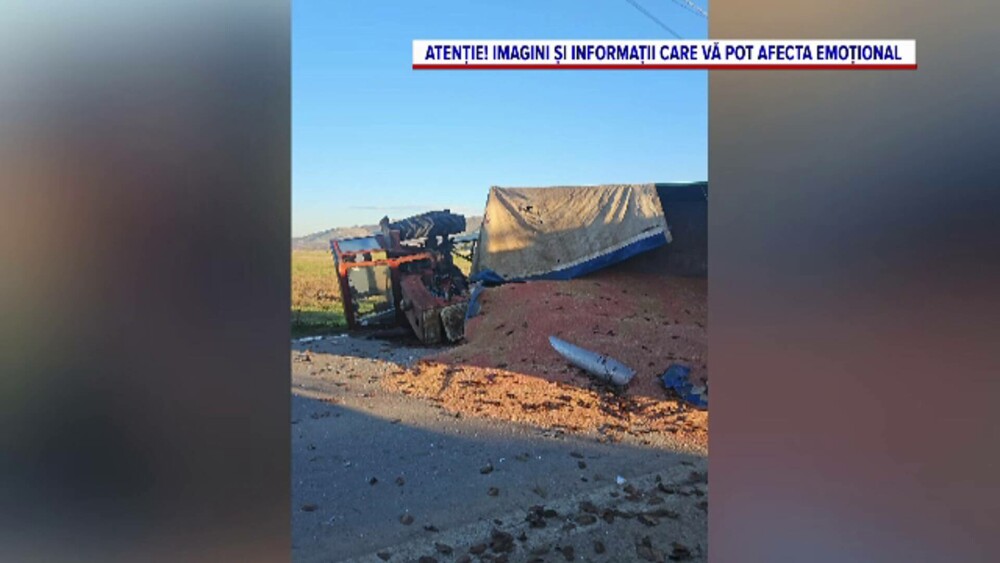 Un șofer a fost decapitat după ce a intrat pe contrasens și s-a izbit de un tractor în Tulcea. Pasagerul a fost dus la spital - Imaginea 1