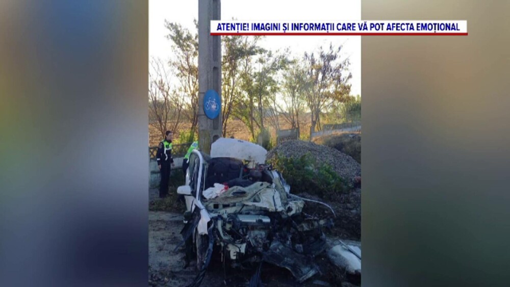 Un șofer a fost decapitat după ce a intrat pe contrasens și s-a izbit de un tractor în Tulcea. Pasagerul a fost dus la spital - Imaginea 3