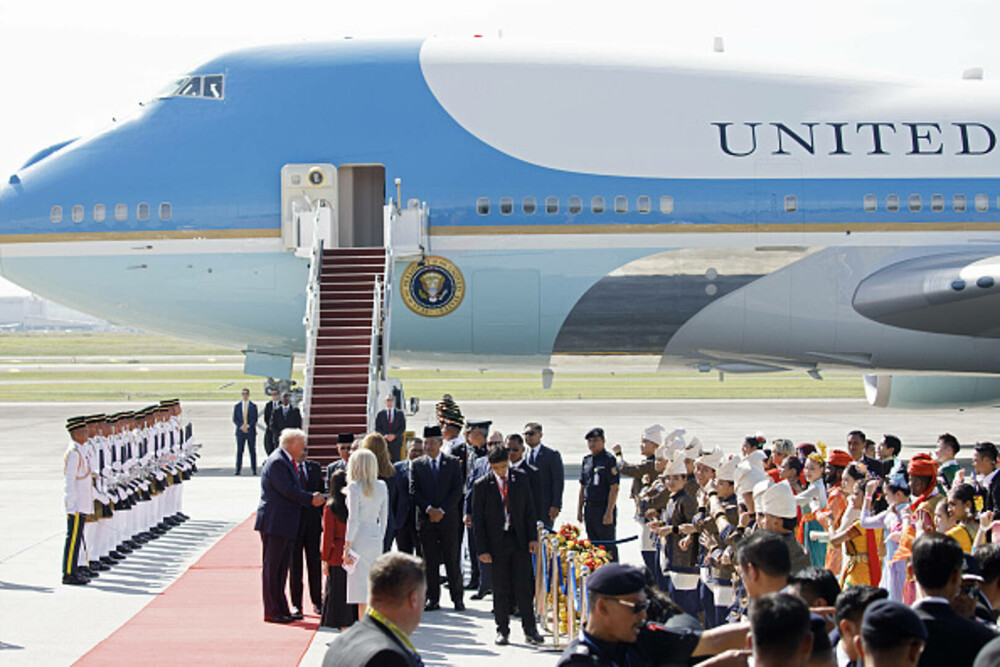 Moment inedit la sosirea lui Donald Trump în Malaezia. Președintele a dansat alături de localnici pe aeroport. VIDEO - Imaginea 13