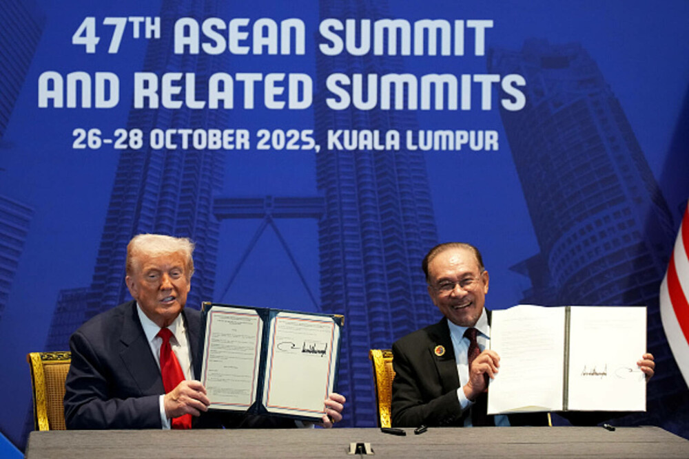 Moment inedit la sosirea lui Donald Trump în Malaezia. Președintele a dansat alături de localnici pe aeroport. VIDEO - Imaginea 3