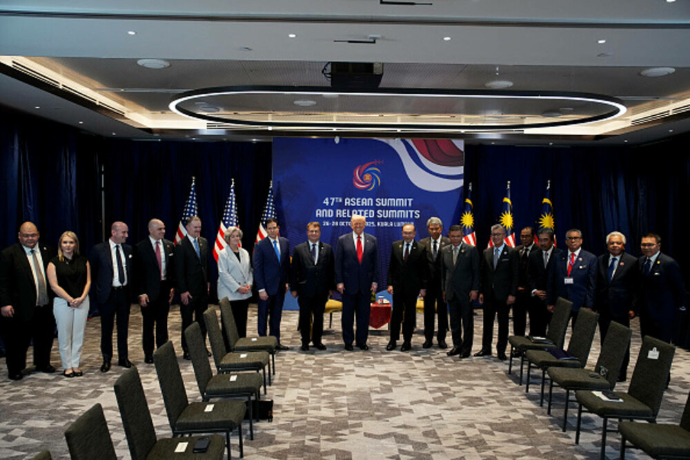 Moment inedit la sosirea lui Donald Trump în Malaezia. Președintele a dansat alături de localnici pe aeroport. VIDEO - Imaginea 4