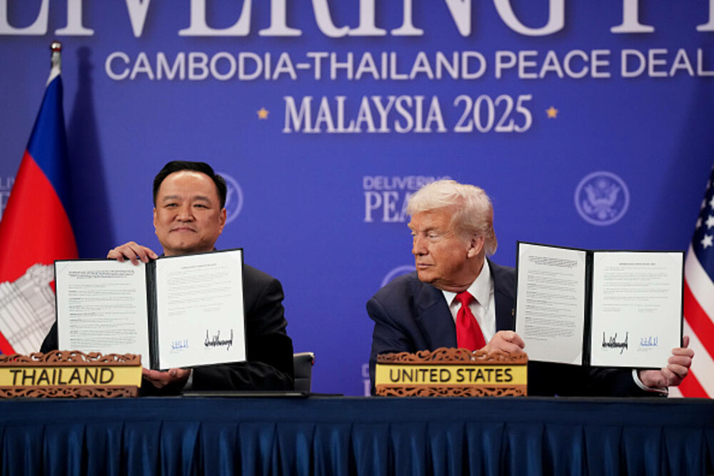 Moment inedit la sosirea lui Donald Trump în Malaezia. Președintele a dansat alături de localnici pe aeroport. VIDEO - Imaginea 6