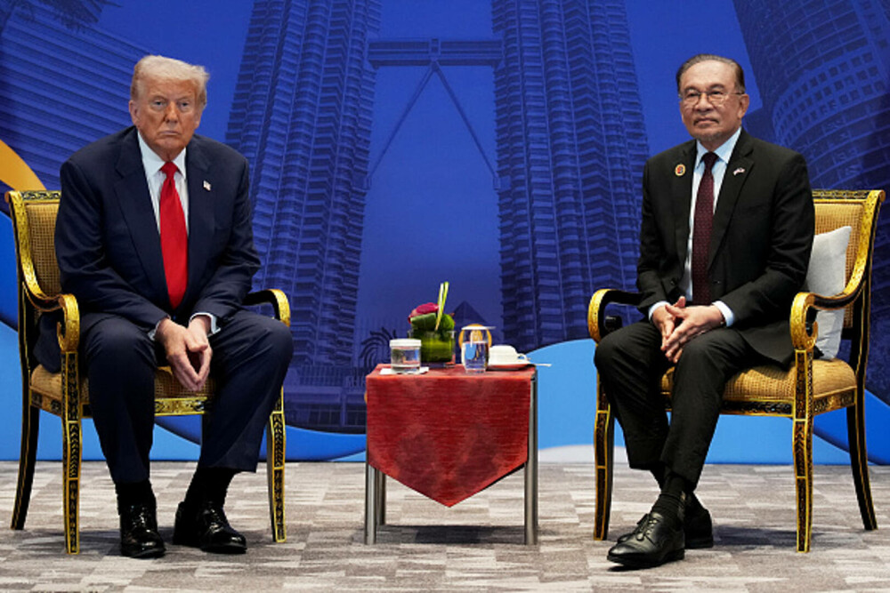 Moment inedit la sosirea lui Donald Trump în Malaezia. Președintele a dansat alături de localnici pe aeroport. VIDEO - Imaginea 7